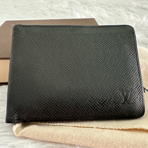 Authentic Louis Vuitton Taiga Leather Black Mens Wallet - Picture 2 of 15